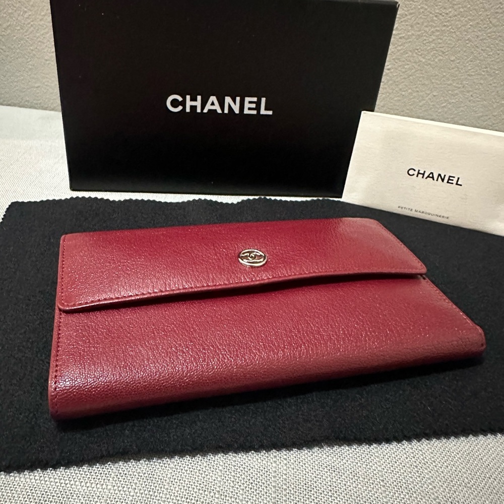 (SALE) Rare Find! CHANEL Wine Color Silver Interlocking CC Wallet - Picture 5 of 17